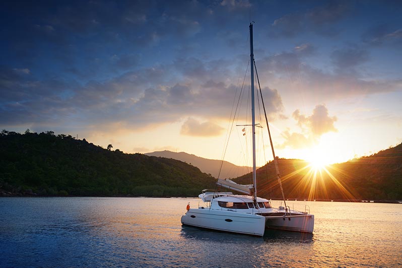 Bateau catamaran au coucher du soleil