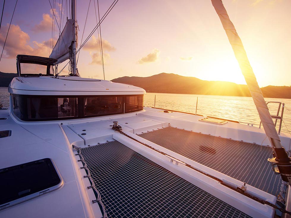 Voilier catamaran au coucher de soleil