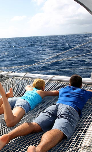 Relaxation en navigation de plaisance sur un catamaran